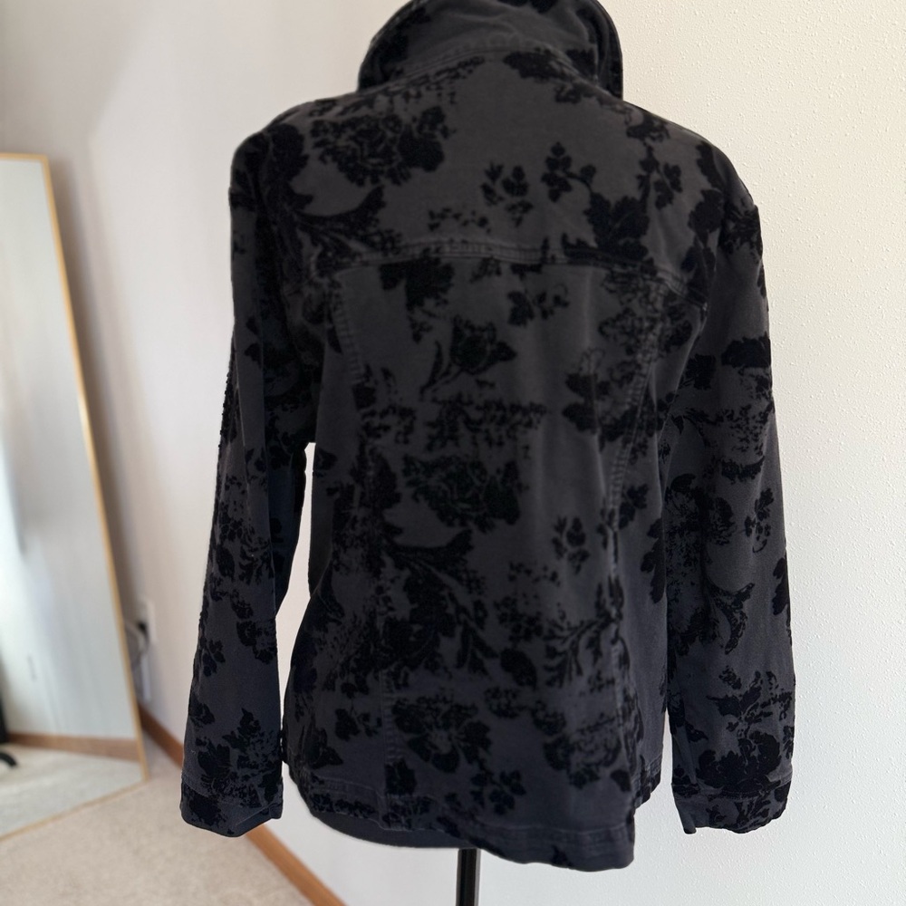 Black Floral Flocked Denim Jacket M Snap Front Statement Jacket - Picture 10 of 11